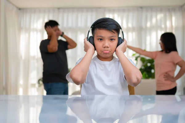 Niño Asiático Con Audífonos Música Alta Para Escuchar Peleas Mientras —  Fotos de Stock