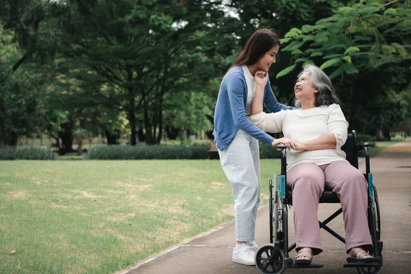 Pengasuh Berhati Hati Asia Atau Perawat Merawat Pasien Kursi Roda — Stok Foto