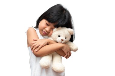 Beyaz arka planda mutlu ve komik Asyalı kız çocuğu portresi, kameraya bakan bir çocuk. Anaokulu çocuğu enerjiyle dolu sağlıklı ve iyi bir konsept hayal ediyor.