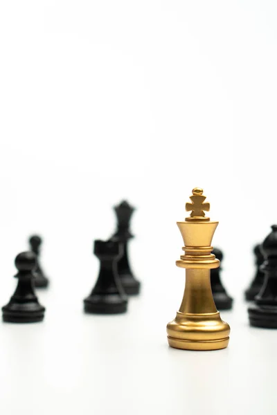 Golden Chess King Stoi Aby Być Pobliżu Innych Szachów Koncepcja — Zdjęcie stockowe