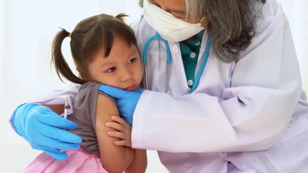 Hastanedeki Asyalı Kızların Omzunda Aşı Yapmak Için Şırınga Tutan Doktor — Stok video