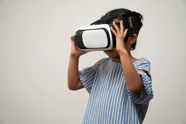Pequeña Niña Asiática Con Auriculares Realidad Virtual Emocionante Para Nueva —  Fotos de Stock