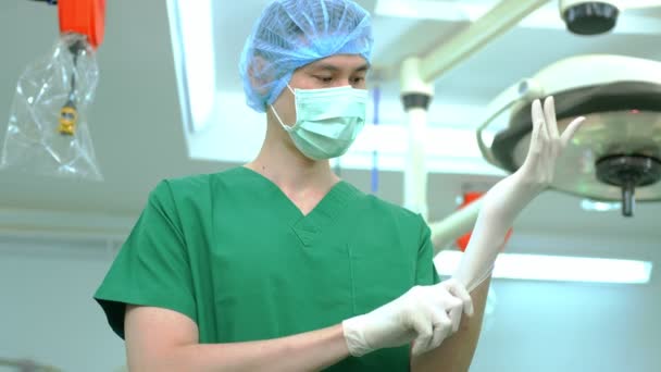 Portrait Asian Surgeon Medical Mask Standing Wearing Medical Gloves Operation — стокове відео