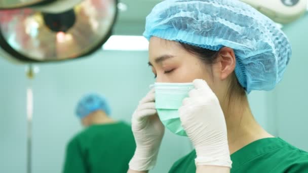 Portret Van Aziatische Chirurg Verpleegster Met Medisch Masker Met Gekruiste — Stockvideo