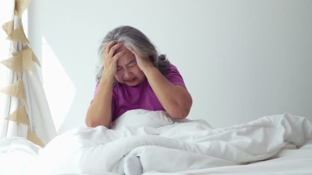 Starší Žena Šedivými Vlasy Posteli Cítí Depresi Nebo Trpí Silnou — Stock video