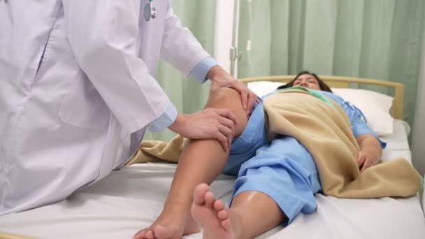Doctor Physiotherapist Examining Treating Injured Knee Pregnant Bed Using Handle — Video Stock
