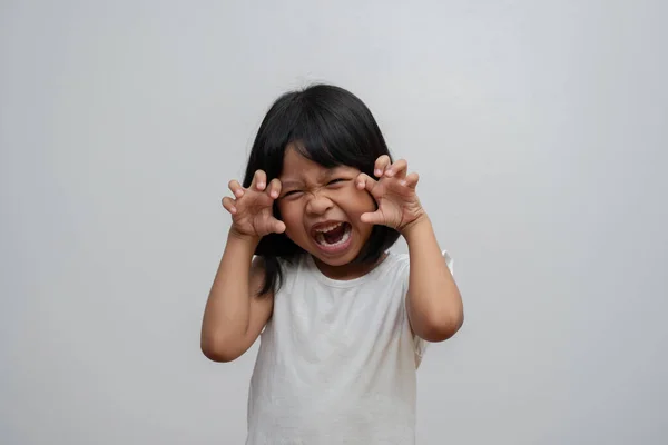 Портрет Счастливой Смешной Азиатской Девочки Белом Фоне Ребенка Смотрящего Камеру — стоковое фото