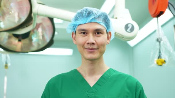 病院の手術室に医療マスクが立っているアジアの外科医の肖像画 専門医チーム 緊急医療サービスの概念 — ストック動画