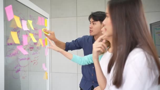 Joven Asiático Emprendedor Startup Reunión Oficina Para Discutir Nuevo Modelo — Vídeos de Stock