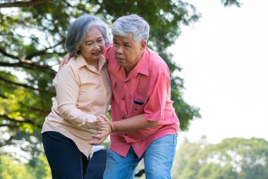 Asyalı son sınıf öğrencisi, sendeleyip acı içinde ağladıktan sonra parkta yere yığıldı ve karısı ona yardım etmeye geldi. Eski sağlık sigortası ve sağlık sigortası kavramı