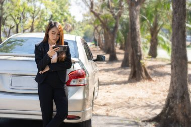 Kadın sürücüler fotoğraf çekip sigorta göndermeden önce araba kazasından sonra sigortaları ararlar. Bir sigorta şirketine fotoğraf ve kanıt gönderdikten sonra online kaza sigortası iddiası.