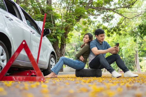 Asian Couple Using Smartphone Assistance Car Breakdown Street Concept Vehicle — ストック写真