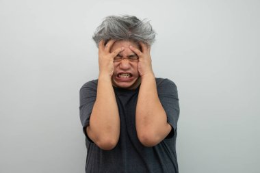 Öfkeli, yaşlı, kır saçlı bir adamın portresi. Bağırıyor, çığlık atıyor, el ve yüzüyle korku içinde el ve el kol hareketleri yapıyor.