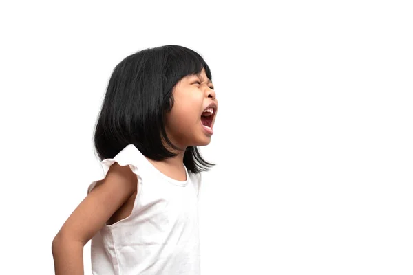 愤怒的情绪激动的亚洲女孩的画像 她怒气冲冲地尖叫着 发疯了 在白人背景下大喊大叫 注意力缺乏多动障碍的概念 — 图库照片
