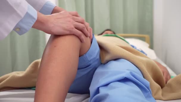 Doctor Physiotherapist Examining Treating Injured Knee Pregnant Bed Using Handle — Stock video