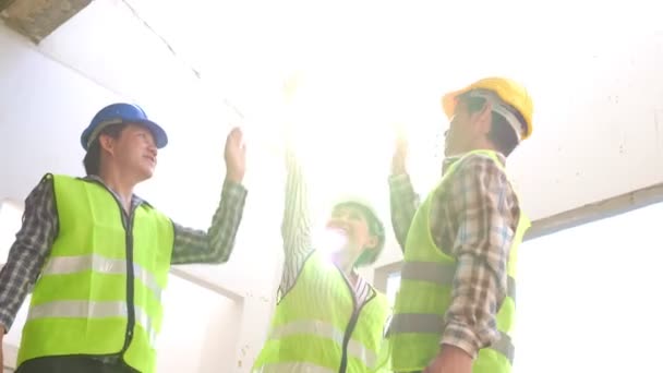 Equipe Engenheiro Empreiteiro Levantam Mãos Para Unir Mãos Construção Fábrica — Vídeo de Stock