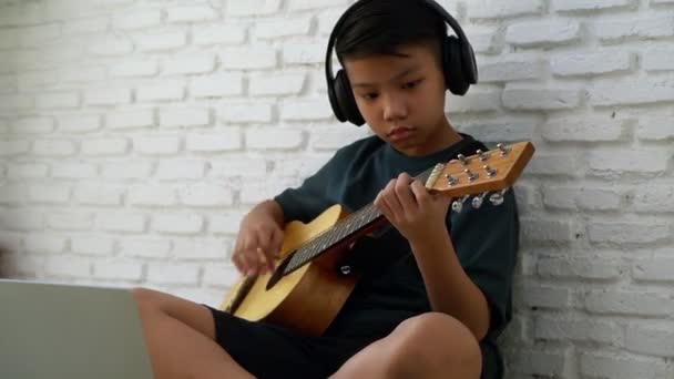 Menino Asiático Aprendendo Tocar Guitarra Reunião Virtual Para Tocar Música — Vídeo de Stock