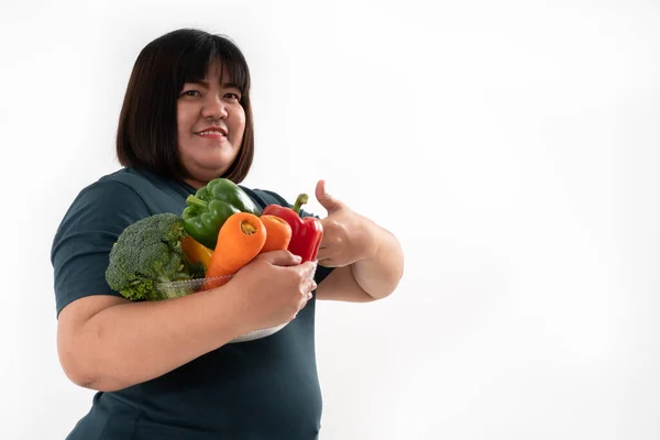 幸せなアジアの太りすぎの女性親指を立て 野菜バスケットを保持し 孤立した白い背景に笑みを浮かべて 健康の概念は栄養価の高い食事から来る — ストック写真