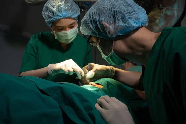 Asiatisches Team Professioneller Chirurgen Das Operationen Operationssaal Durchführt Chirurgen Assistenten — Stockfoto