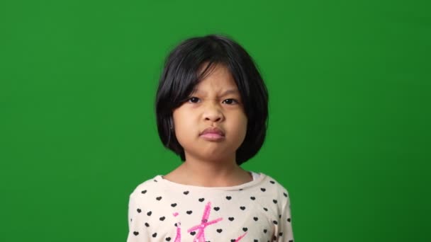 Retrato Niña Asiática Enojada Triste Sobre Fondo Pantalla Verde Emoción — Vídeos de Stock