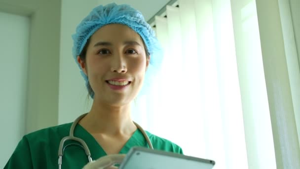 Портрет Азиатского Хирурга Держащего Планшет Стоящего Перед Операционным Залом Больнице — стоковое видео