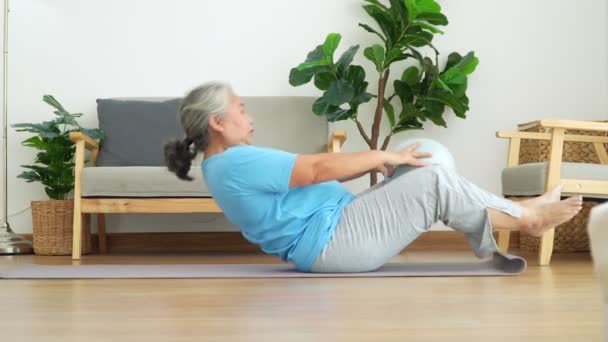Азиатская Старшая Женщина Растягивается Упражнений Тренировки Дома Активная Зрелая Женщина — стоковое видео