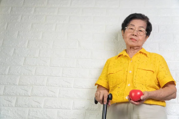 Mujer Anciana Asiática Sosteniendo Bastón Sobre Fondo Aislado Concepto Envejecimiento — Foto de Stock