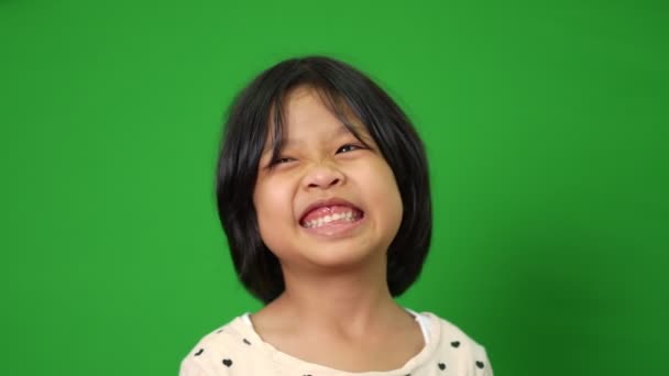 Portret Szczęśliwej Uśmiechniętej Zabawnej Azjatyckiej Dziewczynki Zielonym Tle Ekranu Dziecka — Wideo stockowe