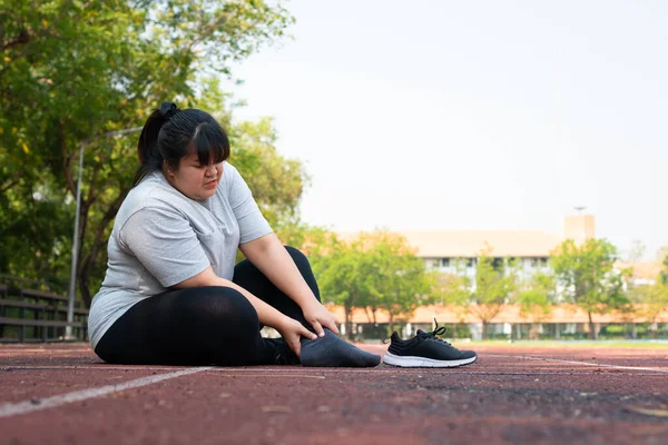 Asian Overweight Woman New Runner Pain Ankle Running Athlete Runner — Zdjęcie stockowe