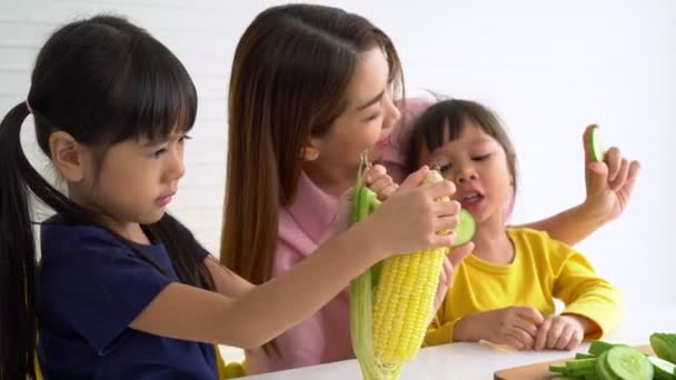 Ciesz Się Azjatyckie Mama Nauczania Little Daughter Gospodarstwa Nóż Wyciąć — Wideo stockowe