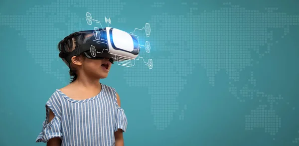 Маленькая Азиатская Девочка Гарнитурой Виртуальной Реальности Является Захватывающим Нового Опыта — стоковое фото