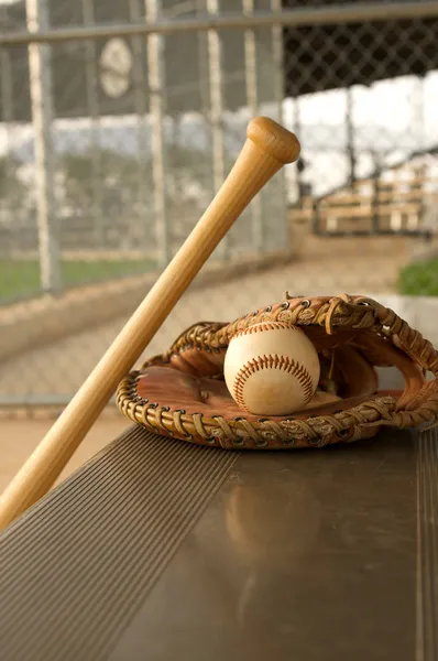 Baseball morcego e luva no Dugout — Fotografia de Stock
