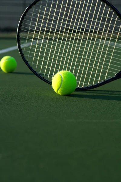 Tenis topu ve raket — Stok fotoğraf