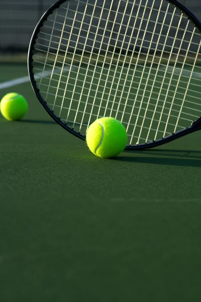 Pelota de tenis y raqueta — Foto de Stock