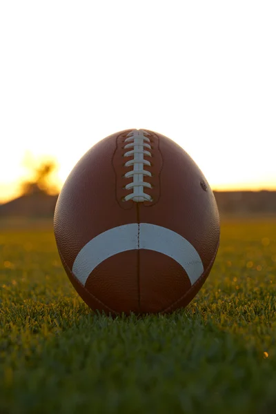 Futebol Backlit por um pôr do sol — Fotografia de Stock