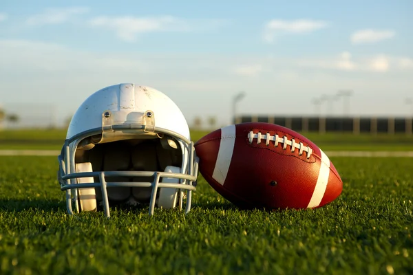 Calcio e Casco sul Campo — Foto Stock