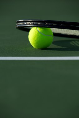 Tenis topu ve raket