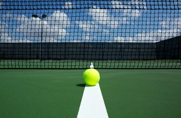 Tennisball auf dem Platz — Stockfoto