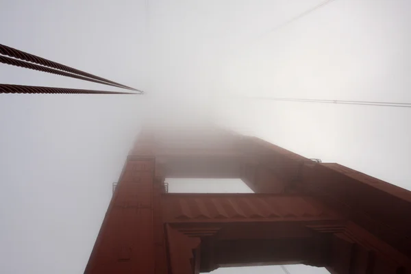 Golden gate-bron i en dimma — Stockfoto