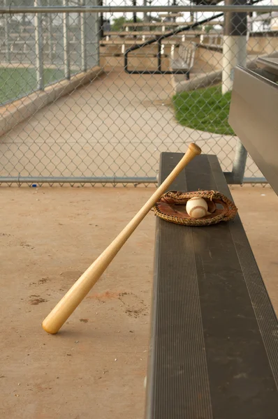 Baseball morcego e luva no Dugout — Fotografia de Stock