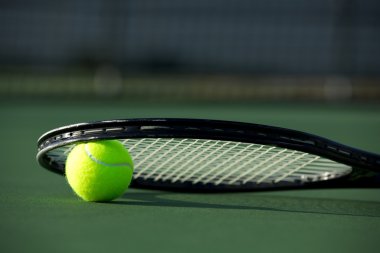 Tenis topu ve raket