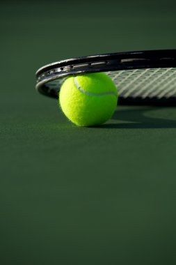 Tenis topu ve raket