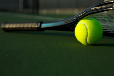 Tenis topu ve raket