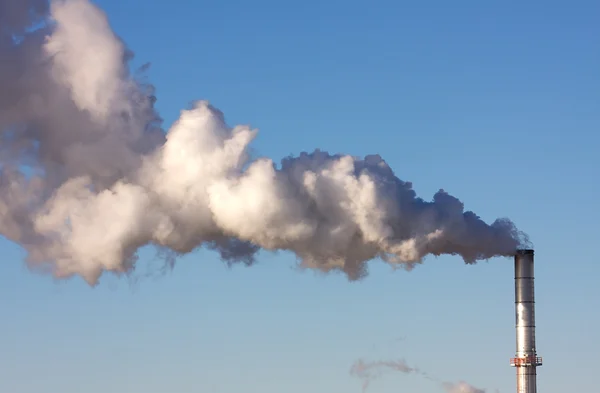 Contaminación del aire de una planta industrial — Foto de Stock