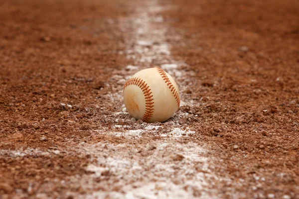 Baseball sulla linea del gesso — Foto Stock