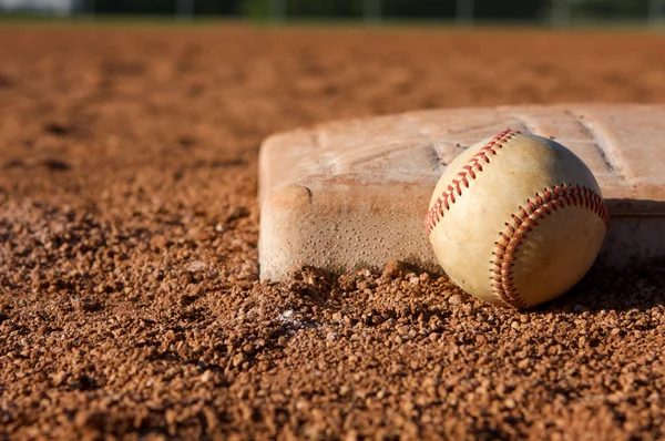 Honkbal in de buurt van eerste honk — Stockfoto