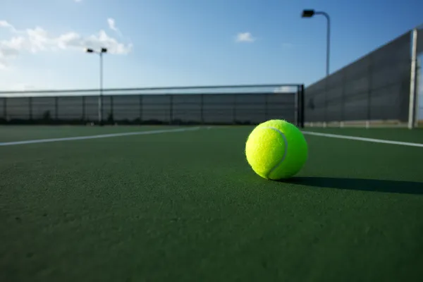 Pelota de tenis en la cancha —  Fotos de Stock