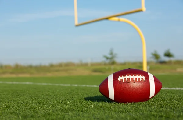 Fútbol con postes más allá — Foto de Stock