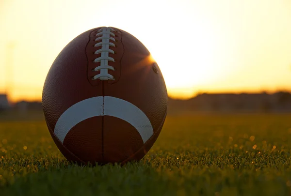 Americký fotbal podsvíceny slunce — Stock fotografie