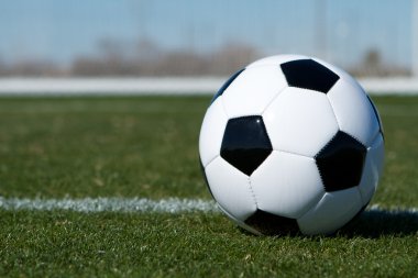 Sahada futbol topu